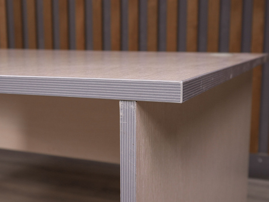 Стол эргономичный ДСП Дуб Россия