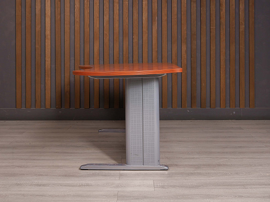 Стол эргономичный Berlin ДСП Орех Россия