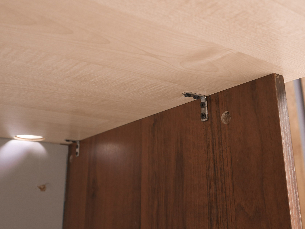 Стол с тумбой ДСП Дуб Россия (21561-24035)