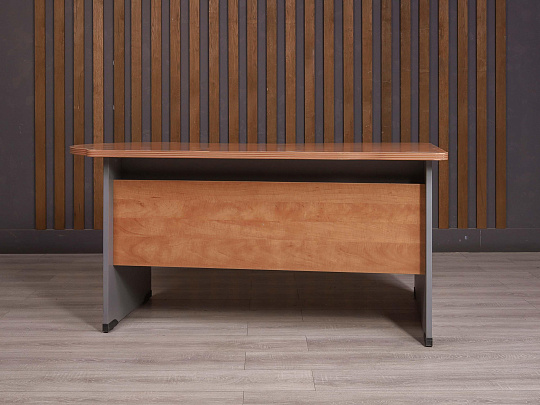 Стол эргономичный Berlin ДСП Орех Россия