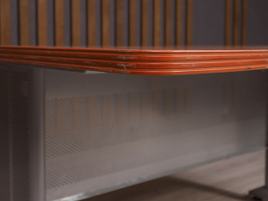 Стол эргономичный Berlin ДСП Орех Россия