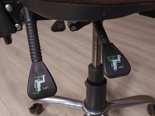 Офисное кресло Ткань Коричневый Россия