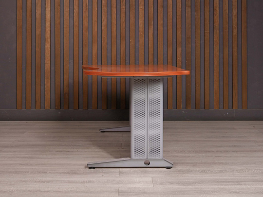 Стол эргономичный Berlin ДСП Орех Россия