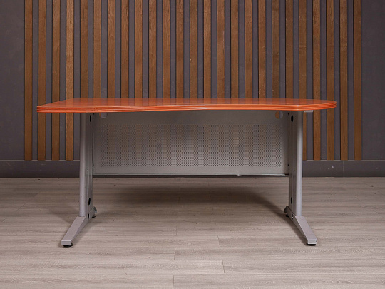 Стол эргономичный Berlin ДСП Орех Россия