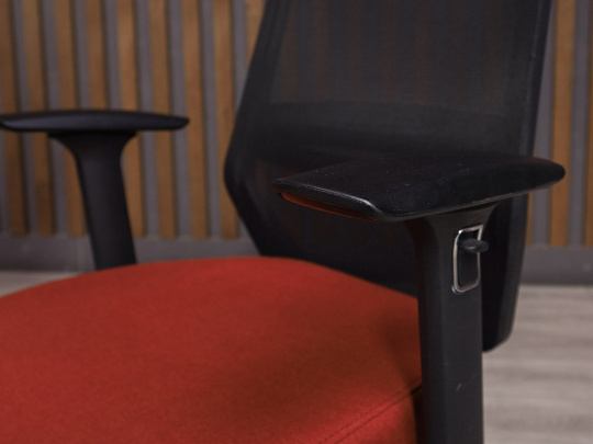 Кресло руководителя Ткань Красный Россия