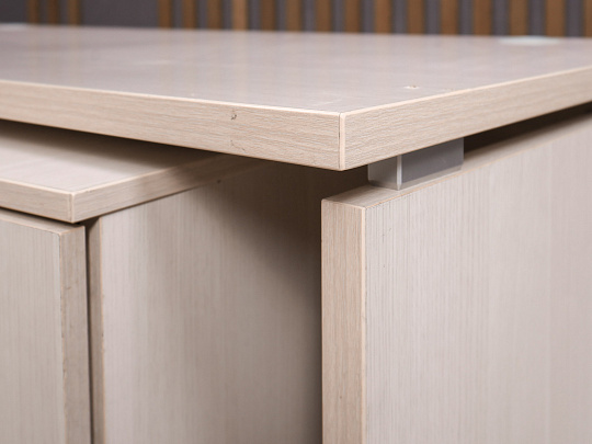 Стол с тумбой ДСП Дуб Россия