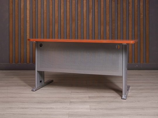 Стол эргономичный Berlin ДСП Орех Россия