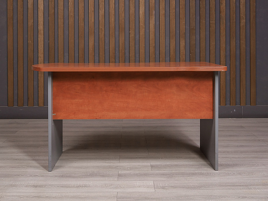 Стол эргономичный Berlin ДСП Орех Россия